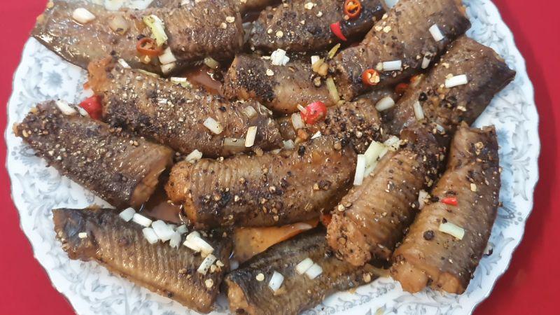 Cách chế biến cá chạch quế kho tiêu đậm đà, một món ăn tuyệt vời khiến bữa cơm của bạn thêm phần hấp dẫn.
