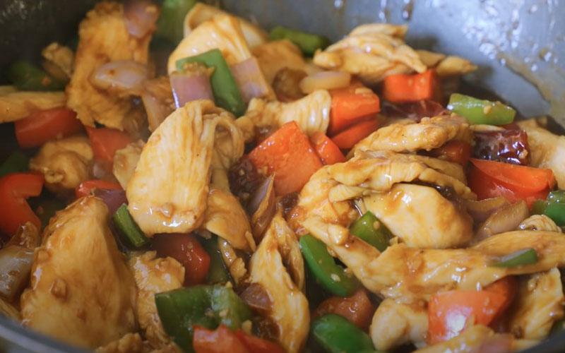 Cách làm ức gà xào ớt chuông ngon miệng, dễ thực hiện, không lo tăng cân