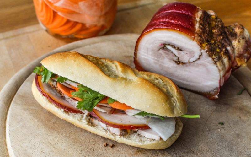 Khám phá công thức làm bánh mì thịt nguội giòn rụm, hấp dẫn chuẩn như ngoài hàng.