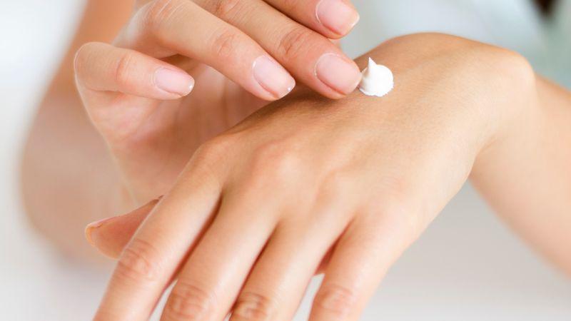Bí quyết thoa kem dưỡng da hoàn hảo giúp làn da trở nên trắng sáng, mịn màng như ý muốn.