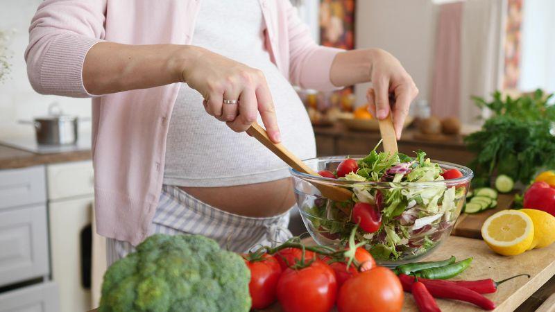 Bà bầu có nên ăn hành tây hay không? Những điều cần biết khi mẹ bầu ăn hành tây