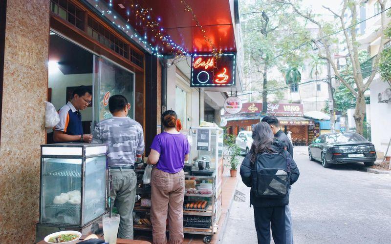 Quán bánh mì của mẹ rapper Phúc Du, gắn liền với ca khúc nổi tiếng 'Yêu anh đi mẹ anh bán bánh mì', mang trong mình câu chuyện đầy cảm xúc và sự yêu thương.