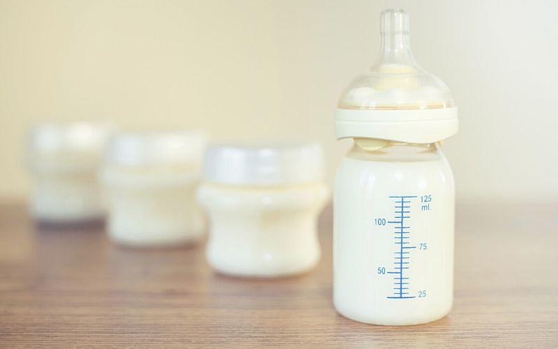 Mối nguy hiểm tiềm tàng khi mẹ pha trộn sữa non với sữa mẹ cho bé bú