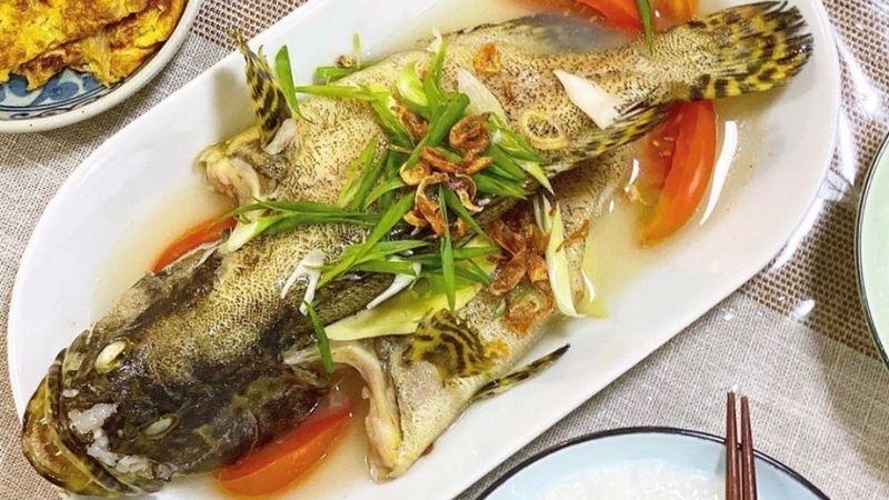 Chia sẻ công thức chế biến cá mú (cá song) hấp bia - món ăn không thể thiếu trong bữa tiệc, với hương vị thơm ngon, hấp dẫn, chắc chắn sẽ khiến khách mời hài lòng.