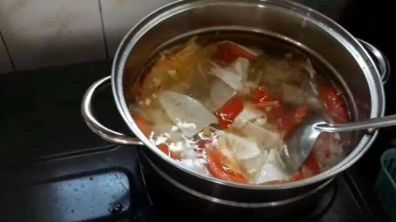 Món cá mó nấu măng chua, với hương vị đậm đà, dễ ăn và không bao giờ làm bạn cảm thấy ngấy, luôn là lựa chọn tuyệt vời cho mỗi bữa ăn gia đình.