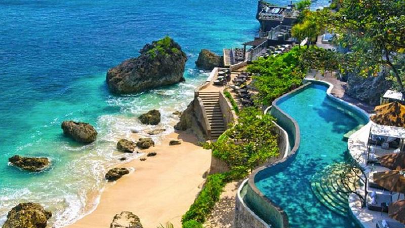 Khám phá 10 điểm đến du lịch hấp dẫn và nổi tiếng tại Indonesia, nơi vẻ đẹp thiên nhiên và sự phong phú văn hóa chờ đón bạn.