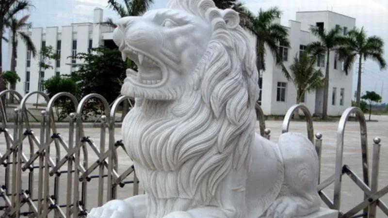 Tượng sư tử đá phong thủy mang ý nghĩa sâu sắc về sức mạnh và sự bảo vệ. Vậy, làm thế nào để bài trí tượng sư tử đá đúng phong thủy để gia đình luôn thịnh vượng? Hãy cùng khám phá.
