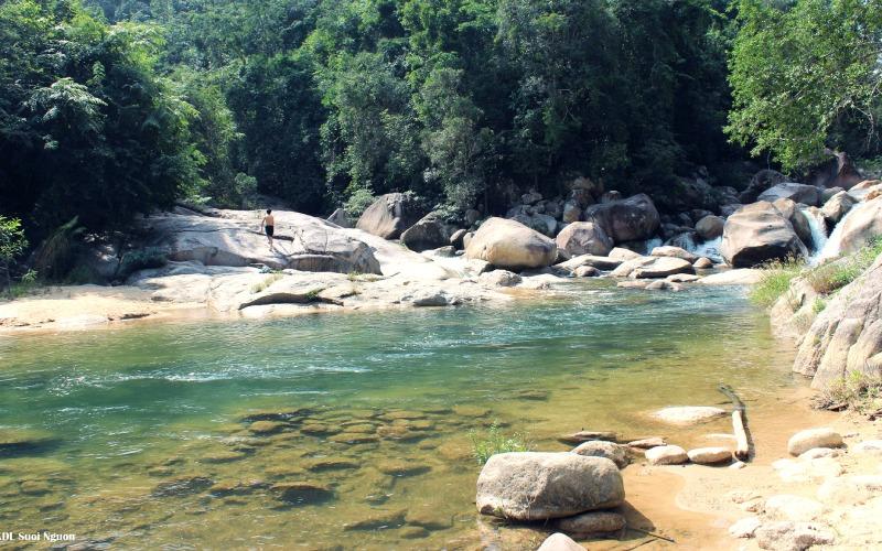 Khám phá vẻ đẹp kỳ vĩ và nguyên sơ của Hòn Bà - Nha Trang, nơi thiên nhiên vẫn giữ trọn vẹn sự tươi mới và thanh bình.