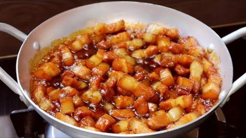Khám phá 2 công thức thịt kho tiêu và thịt kho nghệ, bổ dưỡng và thích hợp cho các bà mẹ sau sinh, giúp tăng cường sức khỏe và năng lượng.