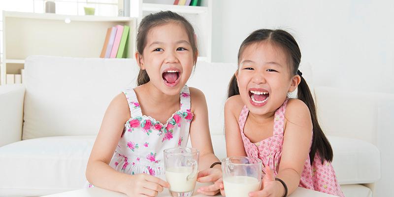 Liệu việc uống sữa nhiều có thực sự giúp trẻ cao lớn hơn? Điều này đúng hay sai?