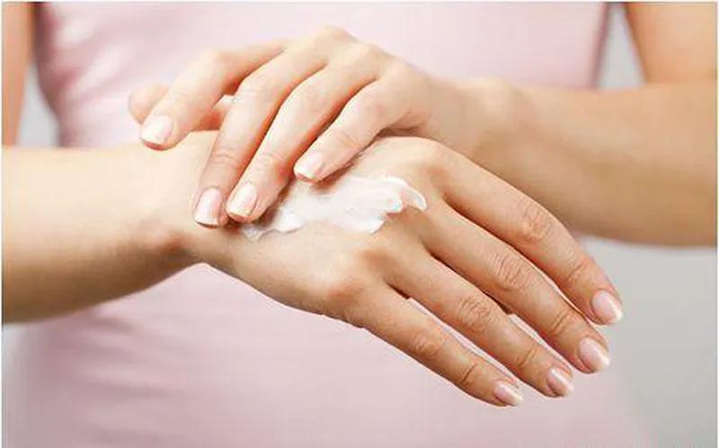 Sử dụng nước rửa tay quá thường xuyên có thể khiến da tay bị khô ráp, nhưng đừng lo, chỉ cần áp dụng các phương pháp chăm sóc đơn giản, đôi tay bạn sẽ lại mềm mại và mịn màng ngay lập tức.
