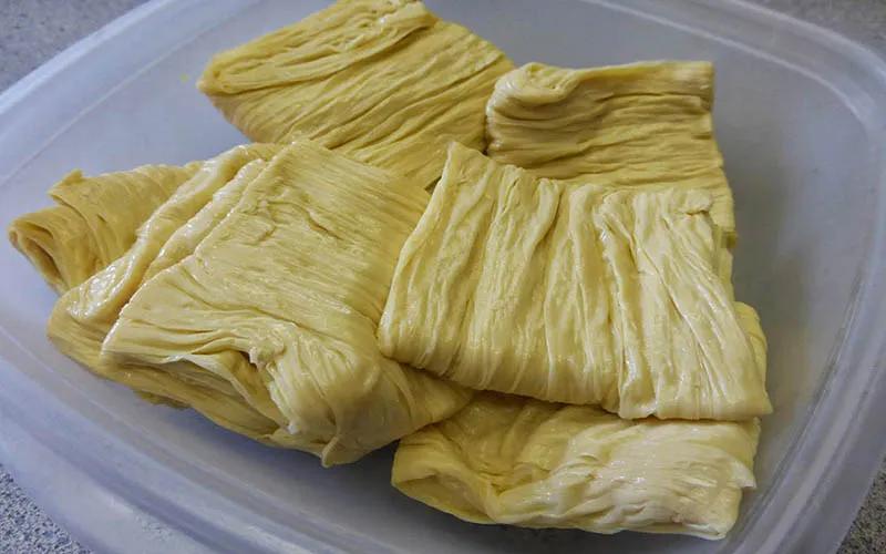 Khi bạn cảm thấy mệt mỏi và không muốn tốn thời gian vào bếp, hãy thử ngay món tàu hũ ky xào nấm. Món ăn này vừa đơn giản, dễ thực hiện mà lại mang đến hương vị ngon miệng, thích hợp cho bữa tối thư giãn.