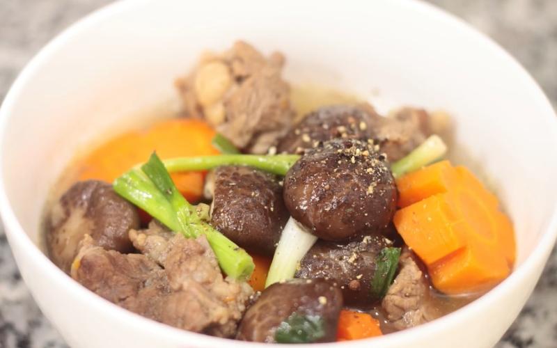 Khám phá công thức bò hầm nấm đông cô bổ dưỡng, lý tưởng cho bữa cơm gia đình vào cuối tuần