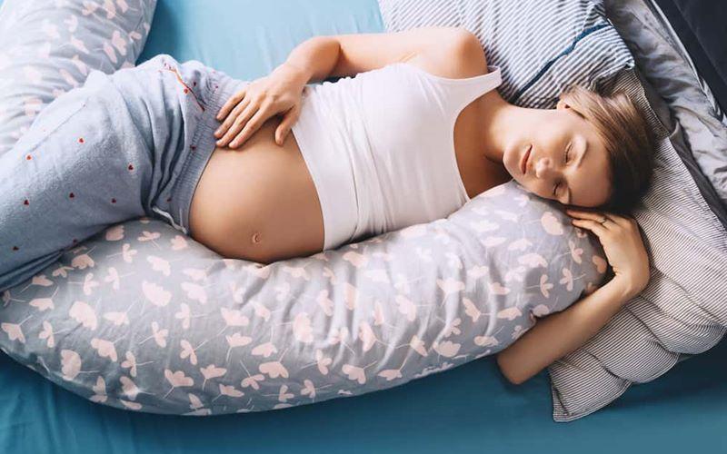 Bà bầu mang song thai nên chọn tư thế ngủ nào để vừa thoải mái lại vừa tốt cho thai nhi? Hãy cùng khám phá những tư thế ngủ lý tưởng cho mẹ bầu đôi.