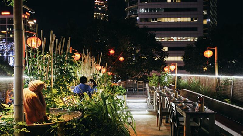 Khám phá những nhà hàng, quán ăn rooftop ở quận 1 với view đẹp tuyệt vời, nơi bạn có thể vừa thưởng thức món ngon vừa ngắm nhìn toàn cảnh thành phố sôi động.