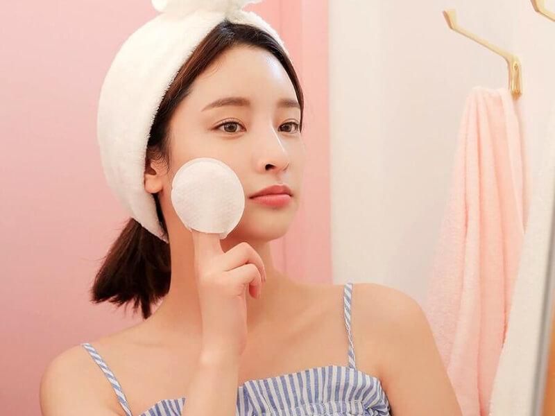 Mặc dù bạn đã tẩy trang kỹ càng, nhưng nếu mặt vẫn nổi mụn, có thể bạn chưa chọn đúng loại bông tẩy trang cho làn da của mình.