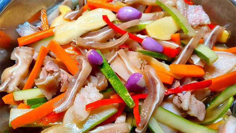 Hướng dẫn cách chế biến món tai heo ngâm cải chua giòn rụm, trắng ngần và vô cùng hấp dẫn, chắc chắn sẽ khiến bạn phải yêu thích ngay từ lần thử đầu tiên.