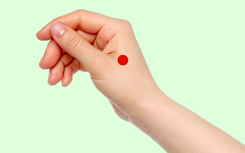 Cảm giác đau đầu sau một bữa tiệc tất niên vui vẻ? Chỉ cần thực hiện một động tác đơn giản trong vòng 10 giây, cơn đau sẽ biến mất ngay lập tức.