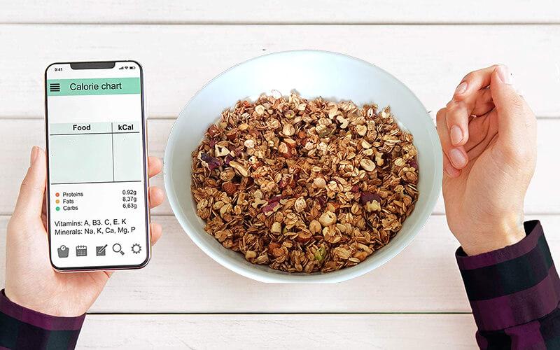 Một khẩu phần 100g Granola chứa bao nhiêu năng lượng?