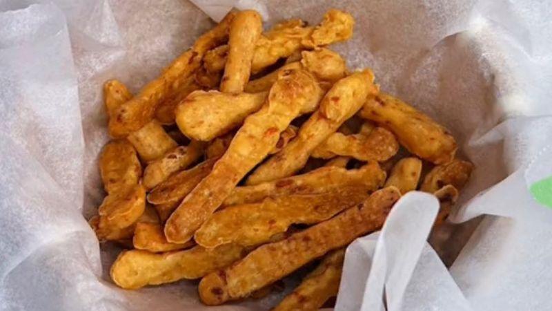Công thức làm cheese stick Giáng Sinh giòn rụm, hương vị béo ngậy