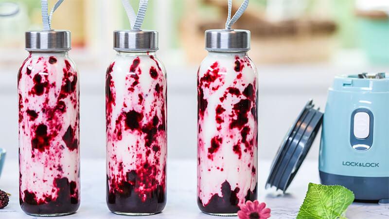 Khám phá cách tự làm sữa chua lắc dâu tằm, một món tráng miệng vừa thơm ngon vừa mát lạnh, thích hợp cho những ngày hè oi ả.
