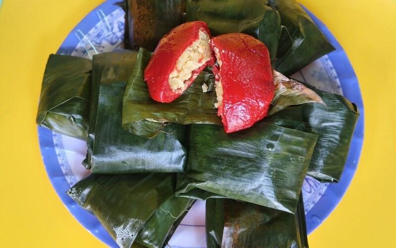 Bánh gấc – món bánh đặc trưng của Hải Dương, nổi bật với sắc đỏ tươi và hương vị dẻo mềm, đậm đà, dễ dàng chinh phục những thực khách yêu thích ẩm thực vùng miền.
