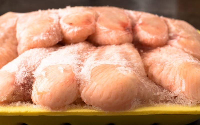 Để mua cánh gà đông lạnh chất lượng, hãy ghi nhớ 4 bí quyết sau giúp bạn tiết kiệm tiền bạc và bảo vệ sức khỏe.