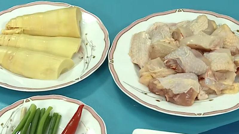 Hướng dẫn làm món gà kho măng đậm đà, giòn ngon