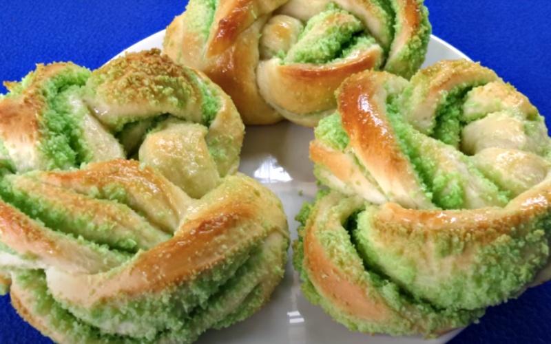 Khám phá công thức làm bánh mì cuộn sữa dừa lá dứa thơm phức, với màu sắc bắt mắt và hương vị tuyệt vời.