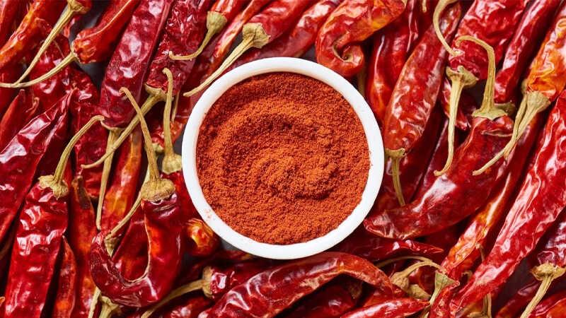 Ớt cayenne là gì và bột ớt cayenne có công dụng như thế nào? Hãy cùng khám phá sự kỳ diệu của loại ớt này.
