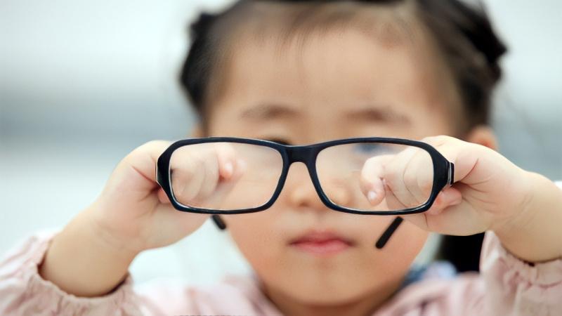 Cận thị là một tình trạng tật khúc xạ phổ biến ở mắt, khiến người mắc phải gặp khó khăn khi nhìn các vật ở xa. Tình trạng này đang ngày càng gia tăng, đặc biệt là ở học sinh và những người lao động trẻ tuổi.