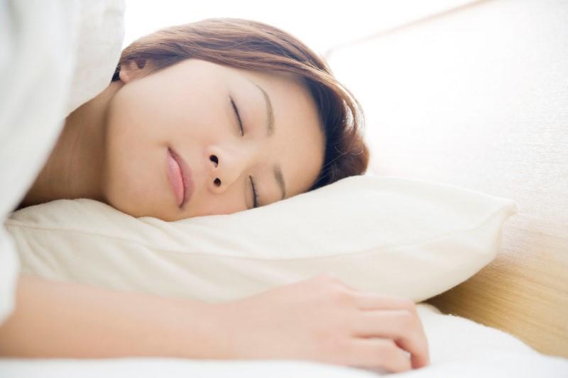 Liệu uống nước chanh vào buổi tối trước khi đi ngủ có thực sự mang lại lợi ích cho sức khỏe?