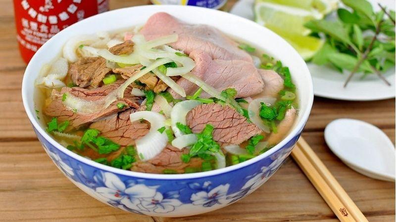 Cách nấu phở bò tại nhà với xương heo, một phương pháp tuyệt vời cho những người không có nhiều thời gian nhưng vẫn muốn thưởng thức món phở thơm ngon.