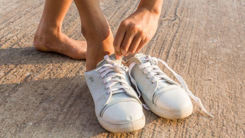 Khi luyện tập tại nhà, bạn nên chọn đi chân trần hay mang giày thể thao?