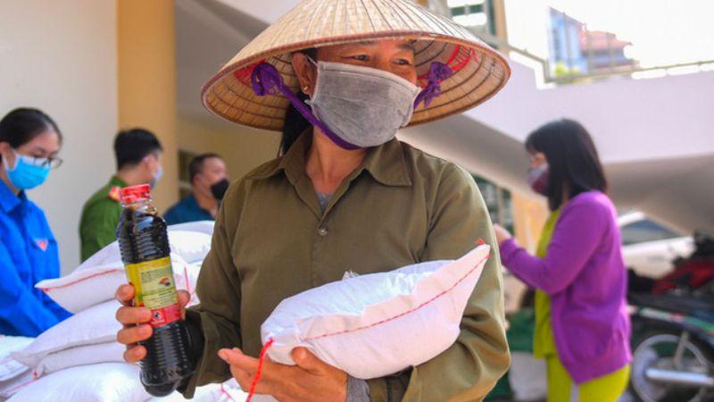 Gạo từ thiện là một hành động mang tính nhân văn sâu sắc, nhằm hỗ trợ những người gặp khó khăn trong xã hội. Cùng khám phá ý nghĩa đằng sau việc phát gạo từ thiện và tầm quan trọng của nó đối với cộng đồng.