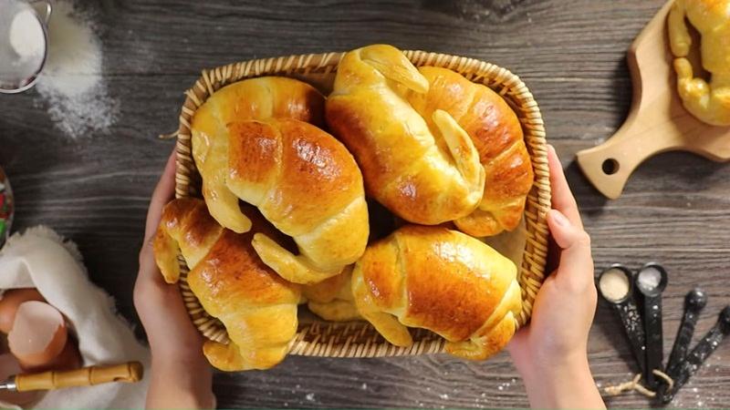 Hướng dẫn chi tiết cách làm bánh mì cua phô mai thơm ngon, mềm mại và xốp nhẹ