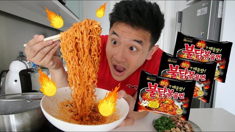 Khám phá mì gà cay SAMYANG Light, phiên bản cay nhẹ nhưng vẫn giữ trọn độ dai ngon, hấp dẫn khó cưỡng.