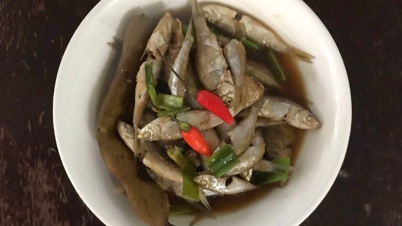 Khám phá cách làm cá linh kho me với hương vị chua ngọt đặc trưng, đảm bảo ngon miệng và hấp dẫn mọi thực khách.