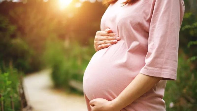 Nhiễm độc thai nghén là một tình trạng nguy hiểm trong thai kỳ, gây ra những biến chứng nghiêm trọng đối với sức khỏe của mẹ và thai nhi. Cùng tìm hiểu rõ hơn về bản chất, nguyên nhân và các dấu hiệu của căn bệnh này.