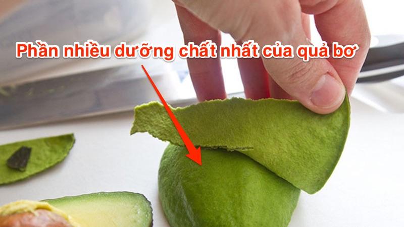 Khám phá cách bóc vỏ quả bơ để giữ trọn vẹn phần thịt bơ và dưỡng chất quý giá bên trong.