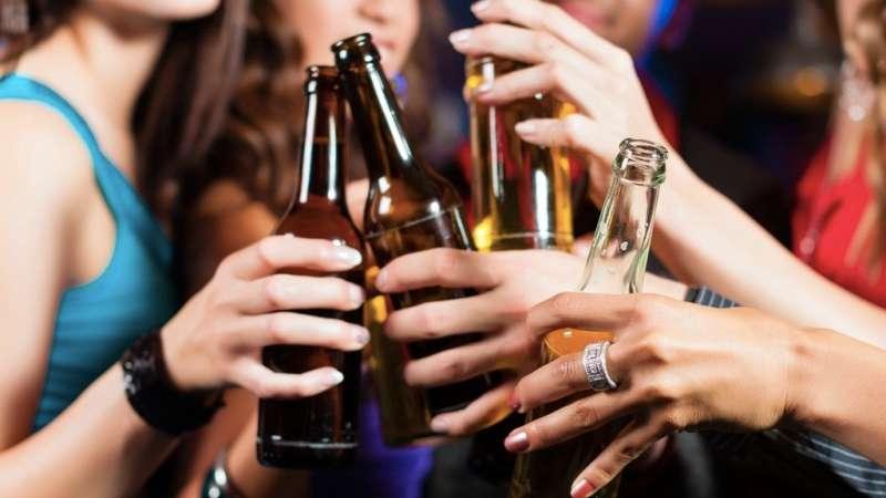 Vì sao có người uống vài lon bia mà không say, trong khi người khác chỉ cần một ngụm là đã 'quắc'?