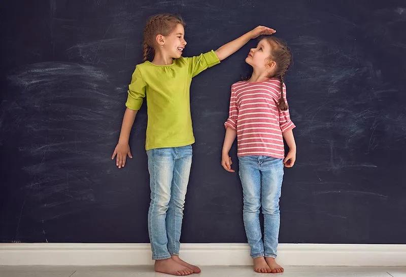 Nếu muốn biết tương lai trẻ có phát triển chiều cao vượt trội hay không, chỉ cần quan sát ba phần cơ thể sau, chúng sẽ hé lộ những dấu hiệu rõ rệt về sự phát triển của trẻ.