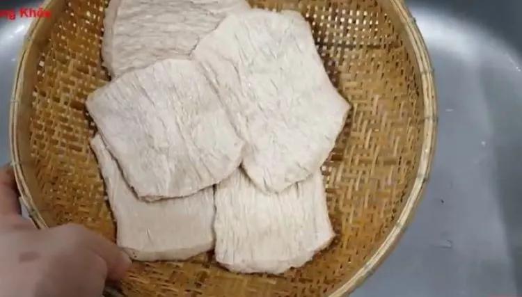 Khám phá món sườn chay kho nước dừa mới lạ, mang đến hương vị thơm ngon, đậm đà cho bữa cơm gia đình.