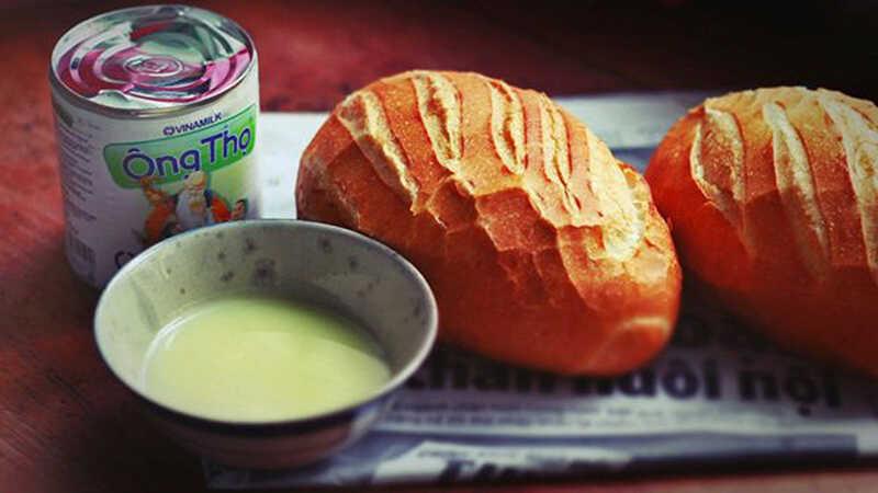 Bánh mì chấm sữa, một món ăn sáng bình dị nhưng đong đầy ký ức tuổi thơ của biết bao thế hệ. Sự kết hợp giữa bánh mì nóng hổi và sữa ngọt ngào là một sự giản đơn nhưng đầy ấm áp mỗi sáng mai.