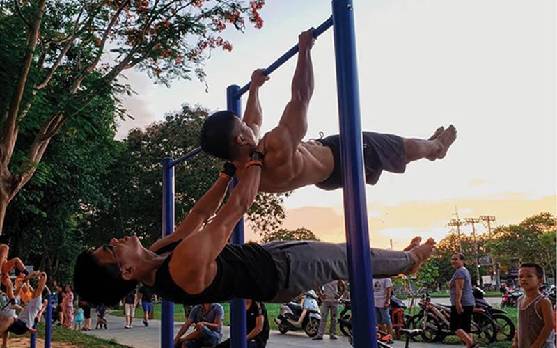 Street workout là một phong cách luyện tập tự do, không cần máy móc, chủ yếu dựa vào trọng lượng cơ thể để rèn luyện sức mạnh và sự linh hoạt. Phương pháp này đang ngày càng trở nên phổ biến nhờ tính hiệu quả và tiện lợi.