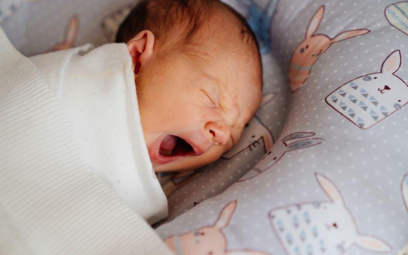 Những phương pháp dân gian giúp giảm tình trạng giật mình khi ngủ cho trẻ sơ sinh