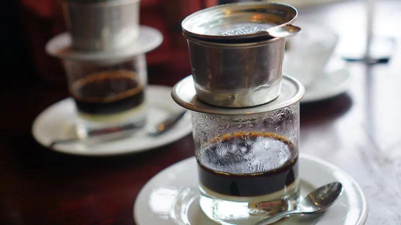 Cà phê viên nén và cà phê pha phin, hai lựa chọn cà phê độc đáo, mỗi loại mang đến những trải nghiệm khác biệt. Cùng khám phá sự khác biệt giữa chúng và những điểm nổi bật của từng loại trong bài viết này.