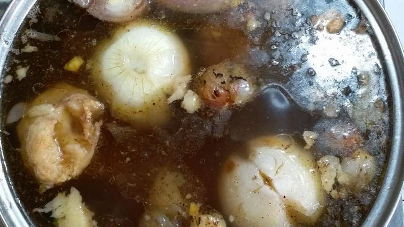 Khám phá bí quyết hầm xương bò nấu phở nhanh chóng, mềm mại mà không còn mùi hôi, giúp bạn tạo ra một nồi phở thơm ngon trong thời gian ngắn.
