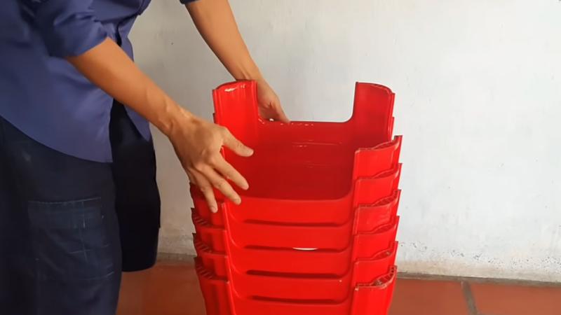 Khi ghế nhựa chồng lên nhau và bị kẹt chặt, bạn sẽ làm sao để tách chúng ra một cách dễ dàng?
