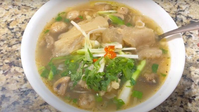 Khám phá cách chế biến cháo gân bò vừa ngon miệng vừa bổ dưỡng, dễ dàng thực hiện ngay tại nhà.
